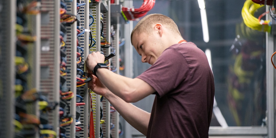 Data center Technician, 2. image